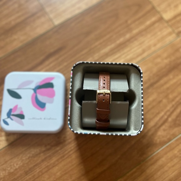 Woman’s Rose Gold Fossil Watch. - Picture 3 of 3